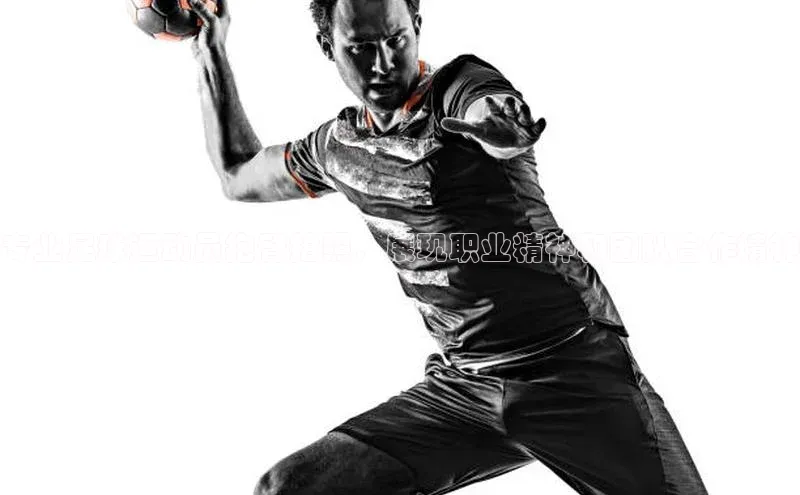 mk体育app下载百度翻译App专业足球运动员抱臂拍照，展现职业精神和团队合作精神